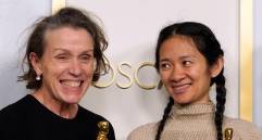 Frances McDormand ya tiene 4 Óscar en su carrera, es el primero para Chloé Zhao quien se convirtió en la segunda mujer en 93 años de Premios Óscar en ganar en la categoría de Mejor dirección. FOTO EFE