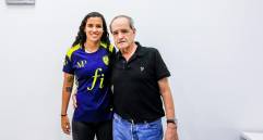 La futbolista Liced Serna y Marco Roldán, antes de que la jugadora, que estuvo en el Mundial femenino Sub-20 emprendiera su viaje al Valencia español. Las deportistas que son transferidas al exterior van a despedirse del presidente de Formas Íntimas como gratitud. FOTO jaime pérez