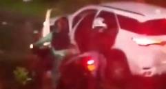 En el video se ve como dos hombres intimidan a los ocupantes de una camioneta de alta gama. FOTO CAPTURA DE VIDEO