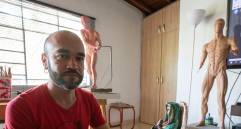 Julio Ruiz Pereira hace y repara imágenes religiosas. Tiene su taller en Envigado. FOTO Edwin bustamante.