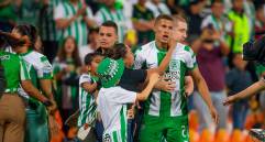 Nelson Deossa, tras el abrazo con su madre en el pasado juego de Nacional con Huila. FOTO esneyder gutiérrez 