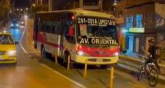 El vehículo que cometió la infracción cubre la ruta López de Mesa-Castilla. FOTO CAPTURA DE VIDEO 
