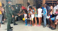 La actividad de “el vasito de avena y pan, llenito de esperanza”, se realiza todos los jueves a las 4:00 p.m., en los barrios más empobrecidos de Quibdó. El patrullero Juan C. Mena y sus compañeros preparan la avena con sus propias manos. FOTO cortesía policía