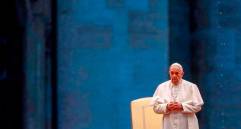 El papa se puso de pie para rezar, lo que demuestra que superó la ciática que le impidió rezar 