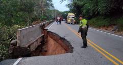 En el lugar se encuentra el INVÍAS para tratar de restablecer la movilidad. FOTO Devimed.