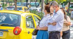 En la calle San Juan son comunes los grupos de pasajeros esperan tomar un taxi que los lleve. FOTO JUAN ANTONIO SÁNCHEZ