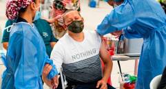 Comfama, que en conjunto con Sura ha aplicado 7.000 dosis diarias este mes de junio, será la encargada de aplicar cerca de 190.000 vacunas a empleados de privados. FOTO JAIME PÉREZ 