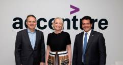 De izquierda a derecha: Adam Selipsky, director ejecutivo de AWS; Julie Sweet, presidenta y directora ejecutiva de Accenture, y Felipe Bayón, presidente del Grupo Ecopetrol. FOTO: CORTESÍA