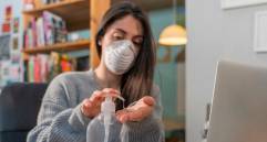 Continúe con las medidas de bioseguridad aunque sea vacunado. Foto: Sstock