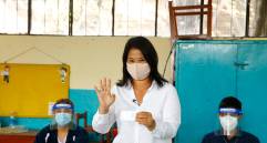 La candidata presidencial por Fuerza Popular, Keiko Fujimori, emitiendo su voto en las elecciones presidenciales, en un centro de votación en el distrito de Surco, en Lima, Perú. Foto: Cortesía