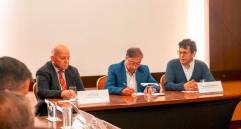 Jefe de la delegación del Gobierno, Otty Patiño, presidente Gustavo Petro y alto comisionado para la paz, Danilo Rueda. FOTO: Colprensa