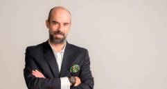 Es autor de los libros Entre rodaderos y escaleras y el más reciente, La felicidad es un electrocardiograma. FOTO cortesía ramírez