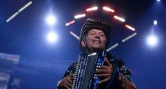 El compadre Egidio con el acordeón ha sido fundamental en el éxito de Carlos Vives, FOTO Colprensa