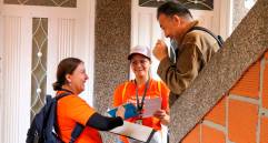 Las jornadas de sensibilización de Emvarias para la recolección de basuras en la noche se han hecho desde hace algunas semanas en el norte de Medellín. FOTO: CORTESÍA