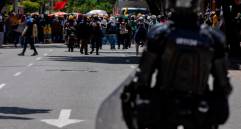 Tres policías resultaron heridos en las confrontaciones registradas en Medellín. FOTO CARLOS VELÁSQUEZ