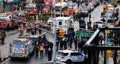 Así están las afueras de la estación de Brooklyn en la que se presentó el tiroteo en la mañana de este martes. FOTO: AFP