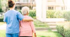 La paciente llevaba más de un año sin levantarse de la cama y logró caminar. FOTO Freepik