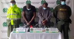 En el operativo fueron incautadas tres armas traumáticas y los objetos robados. Uno de los detenidos quedó herido tras chocar en la fuga contra un separador vial. FOTO: CORTESÍA DE POLICÍA.