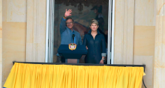 El presidente Gustavo Petro, en compañía de su esposa Verónica Alcocer, dio un discurso por el Día del Trabajo y pidió apoyo a sus reformas. FOTO: Presidencia 