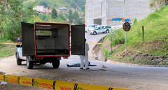 El motociclista de 37 años falleció en el lugar de los hechos, en el corregimiento San Cristóbal de Medellín. FOTO: ANDRÉS FELIPE OSORIO.