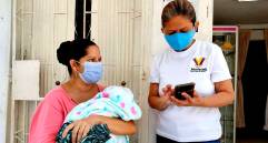 En la fotografía se observa a Evelin Marcano realizando una llamada para una beneficiaria frecuente del punto, Karina Gutiérrez, quien dejó parte de su familia en Caracas. FOTO CICR.