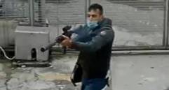 Según la investigación de la Policía y la Fiscalía, este es “Búcaro” cuando ingresó armado a la fundición de la avenida Las Vegas. Adentro tomó dos barras de oro sin procesar. FOTO cortesía