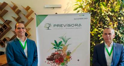 Óscar Mario Mesa (izq.), gerente sucursal Medellín de Previsora Seguros; Alvaro Vélez Millán (der.), presidente de Previsora Seguros. FOTO cortesía