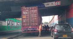 El episodio se produjo hacia las nueve de la mañana, cuando el conductor de ese vehículo intentó pasar por el deprimido de ese intercambio vial. FOTO CORTESÍA GUARDIANES ANTIOQUIA