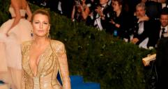 Blake Lively ha sido una invitada habitual a la gala del Met. En 2016, llevó un vestido de Atelier Versace para la inauguración de la exposición dedicada a Rei Kawakubo. FOTO EFE