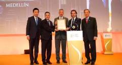 Aníbal Gaviria, quien postuló a la ciudad, y Federico Gutiérrez, quien era el alcalde del momento, recibieron el premio en julio de 2016. FOTO: CORTESÍA