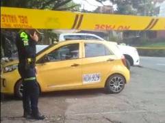 El taxista murió dentro del auto que conducía luego de recibir dos impactos de bala. FOTO: Cortesía Denuncias Antioquia