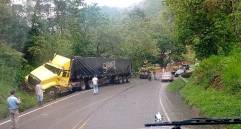 En un percance en San Luis se vio involucrado una tractomula y un vehículo particular, con un joven lesionado. FOTO CORTESÍA DENUNCIAS ANTIOQUIA