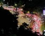 Así se veía la vía Las Palmas en la noche del jueves por cuenta del video del reguetonero puertorriqueño. FOTO: CORTESÍA