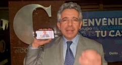 El candidato Gómez Martínez puso en un celular el debate y con el otro iba grabando sus respuestas. FOTO: TOMADA DE TWITTER