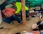 Así fue el rescate de una de las víctimas, que permanecía amarrada en un rancho de tabla ubicado en un barrio de invasión, en las afueras de Cúcuta. A la fecha han capturado a 14 miembros de la banda. FOTO cortesía