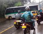 El bus dejó bloqueado el acceso por la vía nueva a San Antonio de Prado. FOTO: Cortesía Denuncias Antioquia