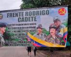 Con estas vallas las disidencias de las Farc invitan a vincularse a sus filas. FOTO: Cortesía. 
