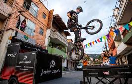 Javier Zapata quiere subir con su bici un rascacielo en Cartagena