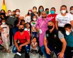 La gestora social (e) de Antioquia –en el centro–, en la entrega de ayudas de los damnificados por la ola invernal.