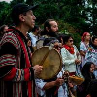 Con rituales y canciones, los miembros de Cantoalagua celebra el día mundial del Agua. Foto: Colprensa.