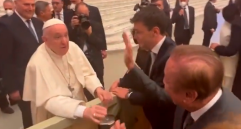El candidato presidencial, Rodolfo Hernández, se despide del sumo pontífice después de las audiencias. FOTO: 