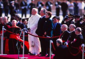 Belisario en compañia de su esposa durante la misa realizada por el Papa Juan Pablo II en el aeropuerto Olaya Herrera. FOTO El Colombiano
