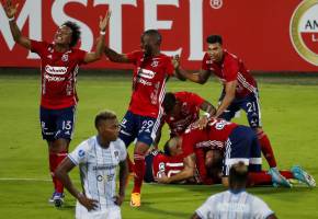 Vladimir Hernández celebra el primer tanto en la victoria 2-1 del DIM ante 9 de Octubre por Copa Sudamericana. FOTO MANUEL SALDARRIAGA
