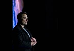 El multimillonario, dueño de Tesla, está haciendo todos los esfuerzos para mantener la red social que obtuvo en octubre del 2022. FOTO: Getty Images