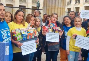 En Bogotá los tenderos afiliados a Fenalco entregaron una carta expresando sus inquietudes frente a la reforma tributaria. FOTO cortesía