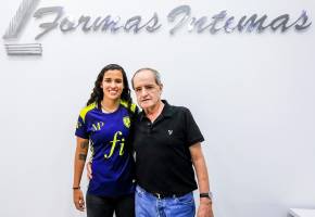 La futbolista Liced Serna y Marco Roldán, antes de que la jugadora, que estuvo en el Mundial femenino Sub-20 emprendiera su viaje al Valencia español. Las deportistas que son transferidas al exterior van a despedirse del presidente de Formas Íntimas como gratitud. FOTO jaime pérez