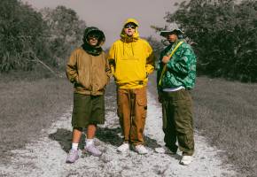 Feid, Sky y Mike Towers interpretan el tema El Cielo. FOTO Cortesía