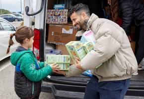 Rubén García, futbolista español del Osasuna, entrega alimentos a los niños refugiados en Polonia. FOTO @RubenGarcia14