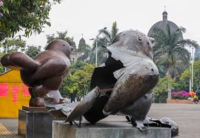 La escultura Pájaro destruida y la nueva, que está una al lado de la otra en el centro de la ciudad. Foto: Archivo.
