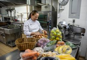 Anita Botero en la cocina de La Cafetiere de Anita, uno de los espacios en los que más le gusta estar. FOTO Carlos Velásquez.